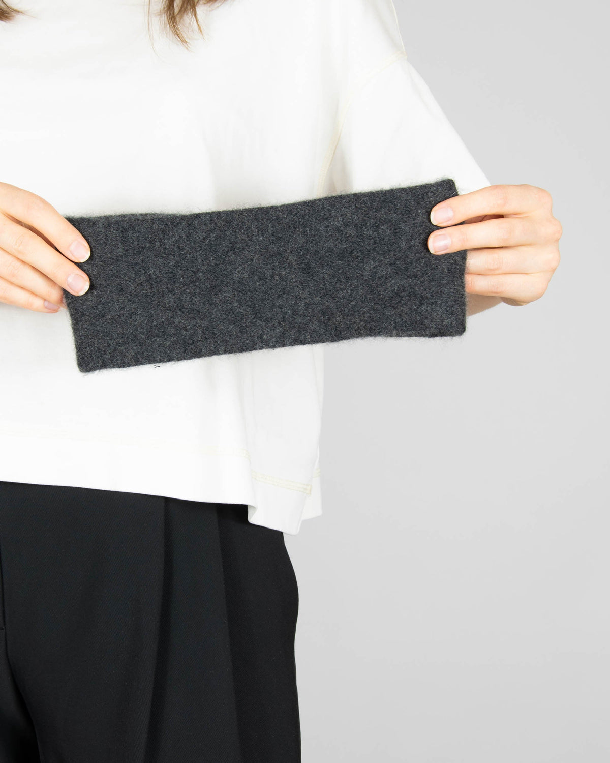Dark grey cashmere headband by ZWILLINGSHERZ. Regular price on the brand's website: €49.99 (~220 PLN).