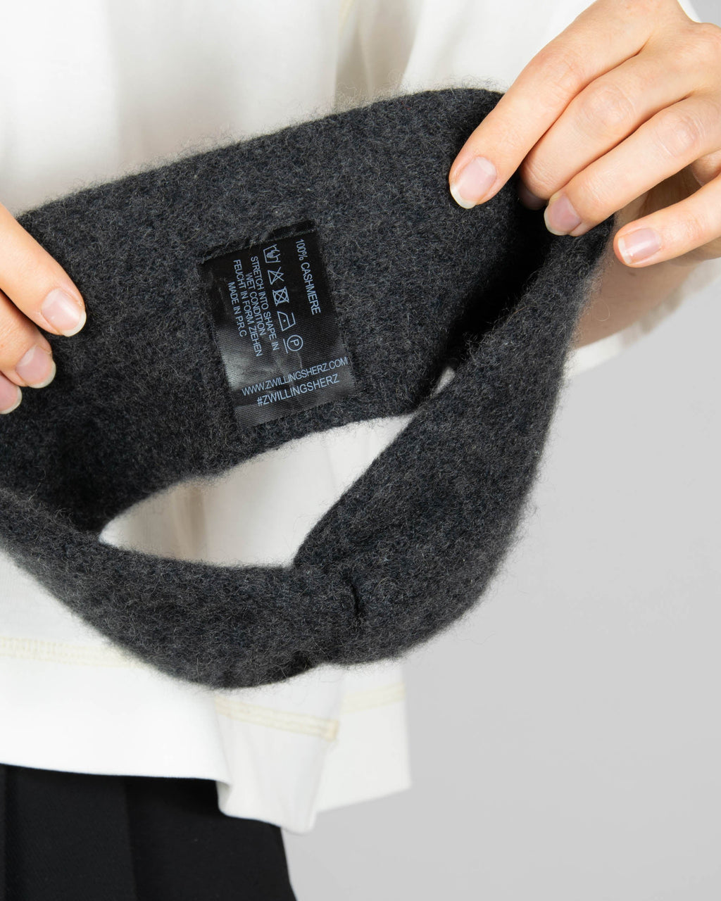 Dark grey cashmere headband by ZWILLINGSHERZ. Regular price on the brand's website: €49.99 (~220 PLN).