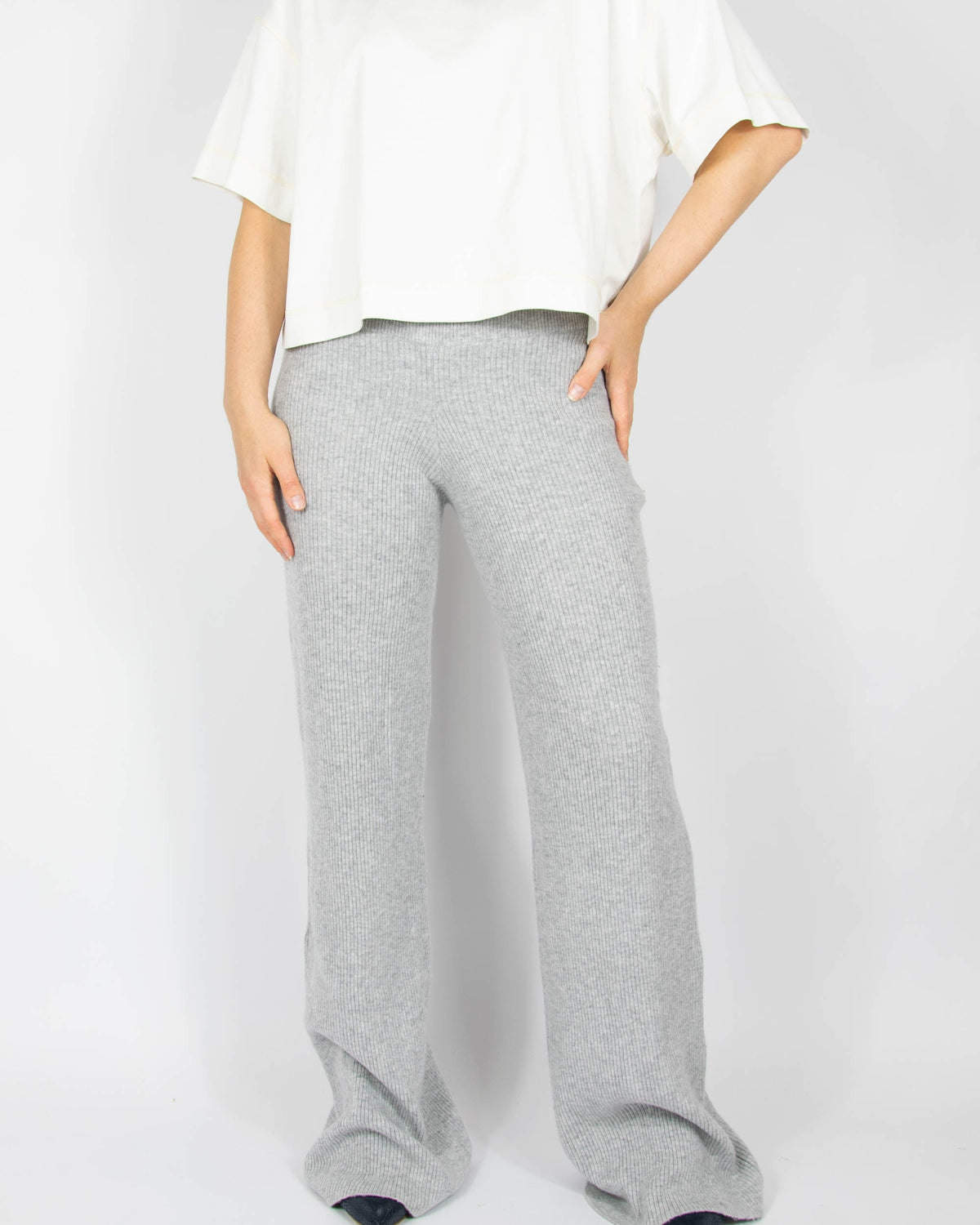 Grey ribbed wide-leg trousers made from wool and cashmere by premium brand Ella & Il. Soft and very pleasant to the touch. The trousers are long and will work especially well for a
