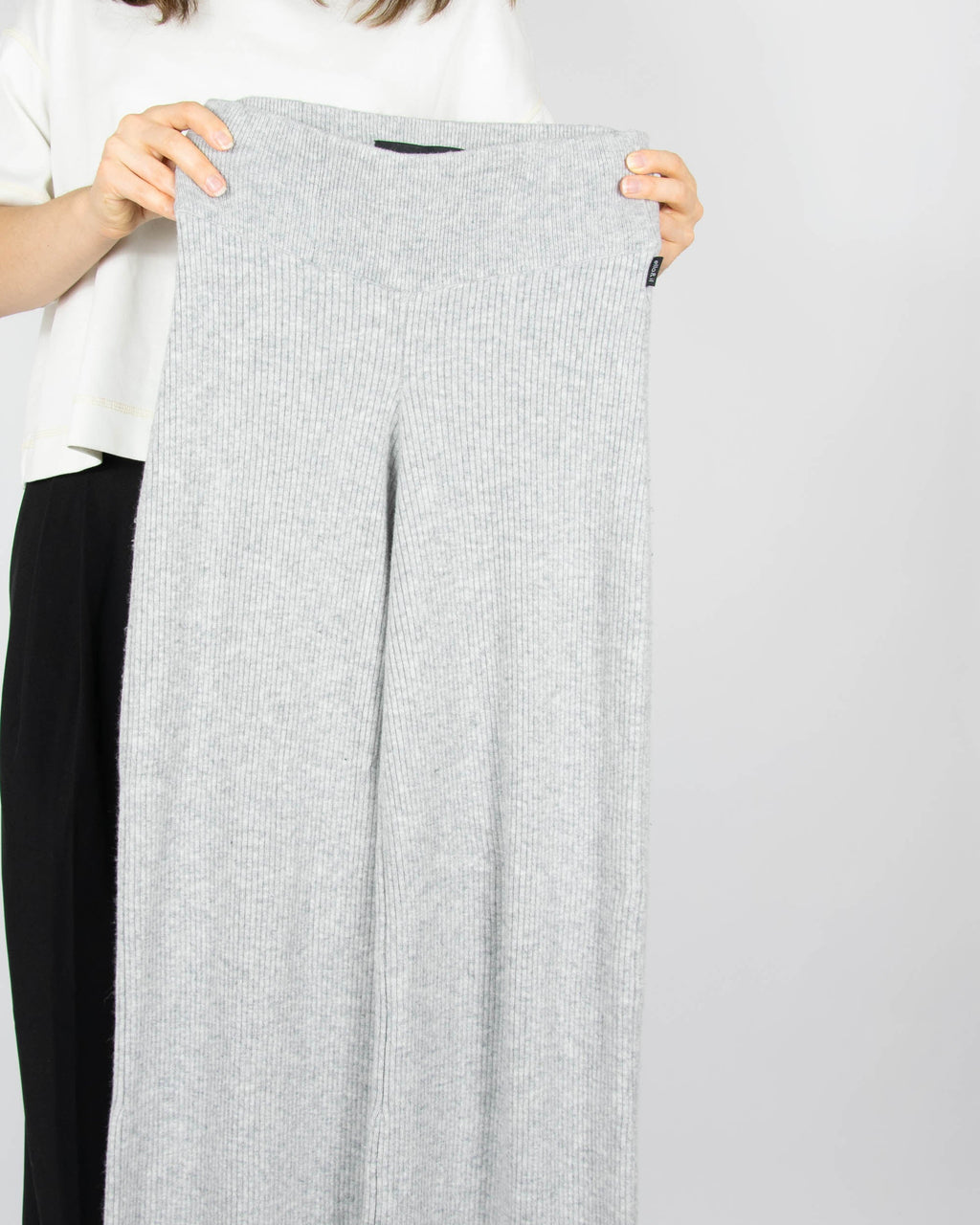 Grey ribbed wide-leg trousers made from wool and cashmere by premium brand Ella & Il. Soft and very pleasant to the touch. The trousers are long and will work especially well for a