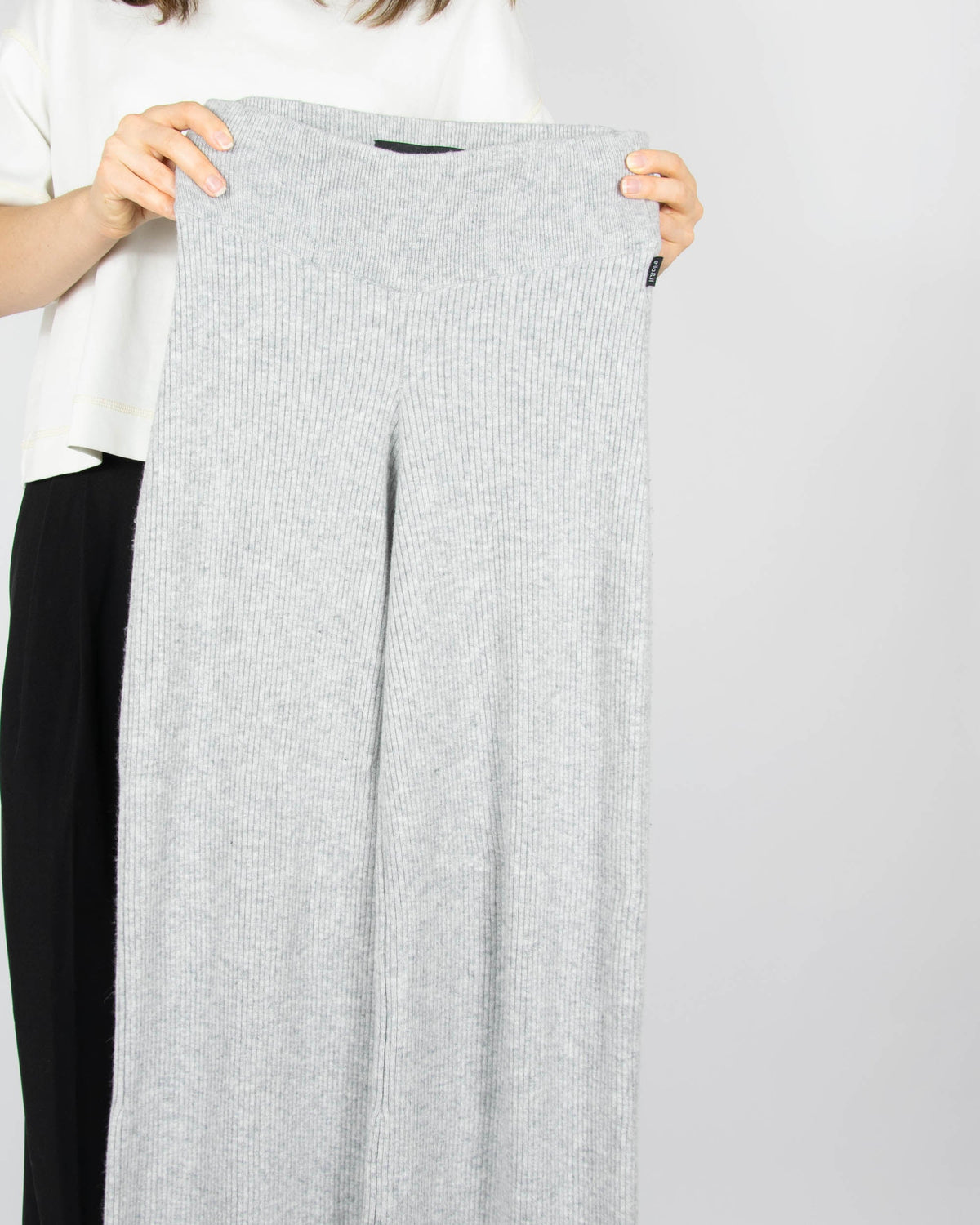 Grey ribbed wide-leg trousers made from wool and cashmere by premium brand Ella & Il. Soft and very pleasant to the touch. The trousers are long and will work especially well for a