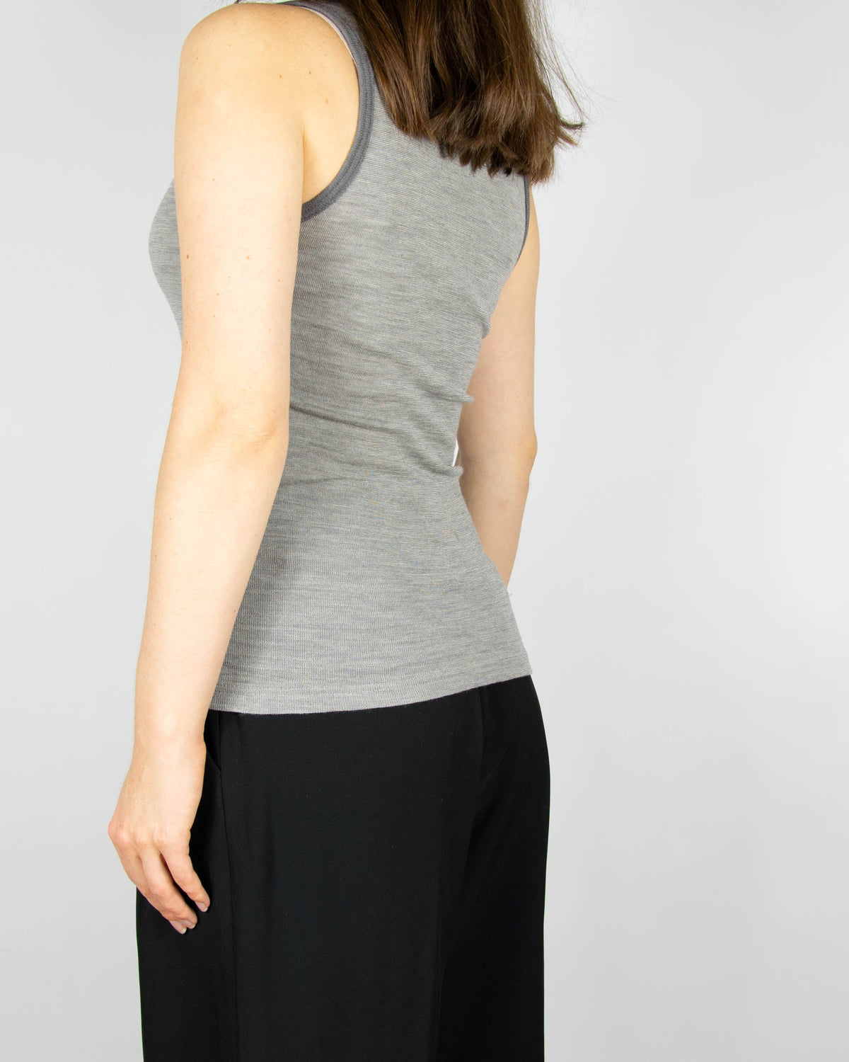Grey top made from merino wool and silk by Norwegian brand Nøstebarn. The regular price of this model is 598 NOK (~233 PLN).