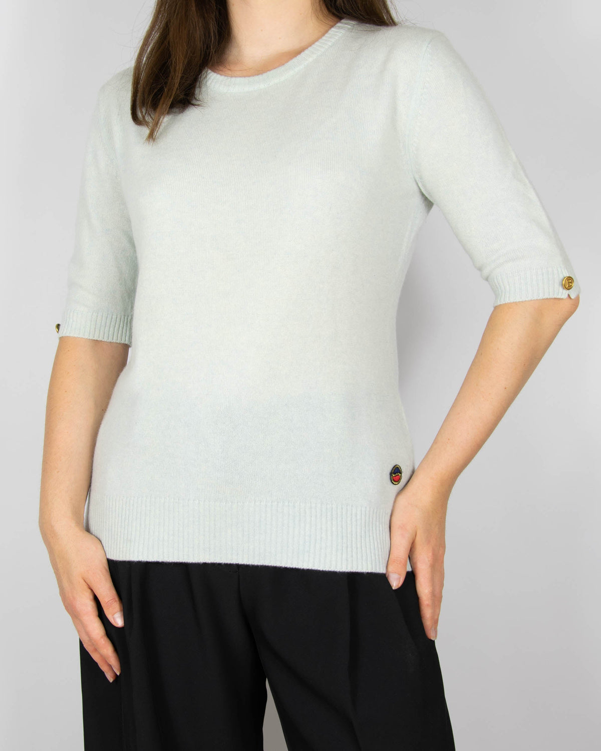 Niebieskoszary cashmereowy sweater marki premium Busnel. Sweter wykonany z wysokiej jakości cashmereu od Loro Piana