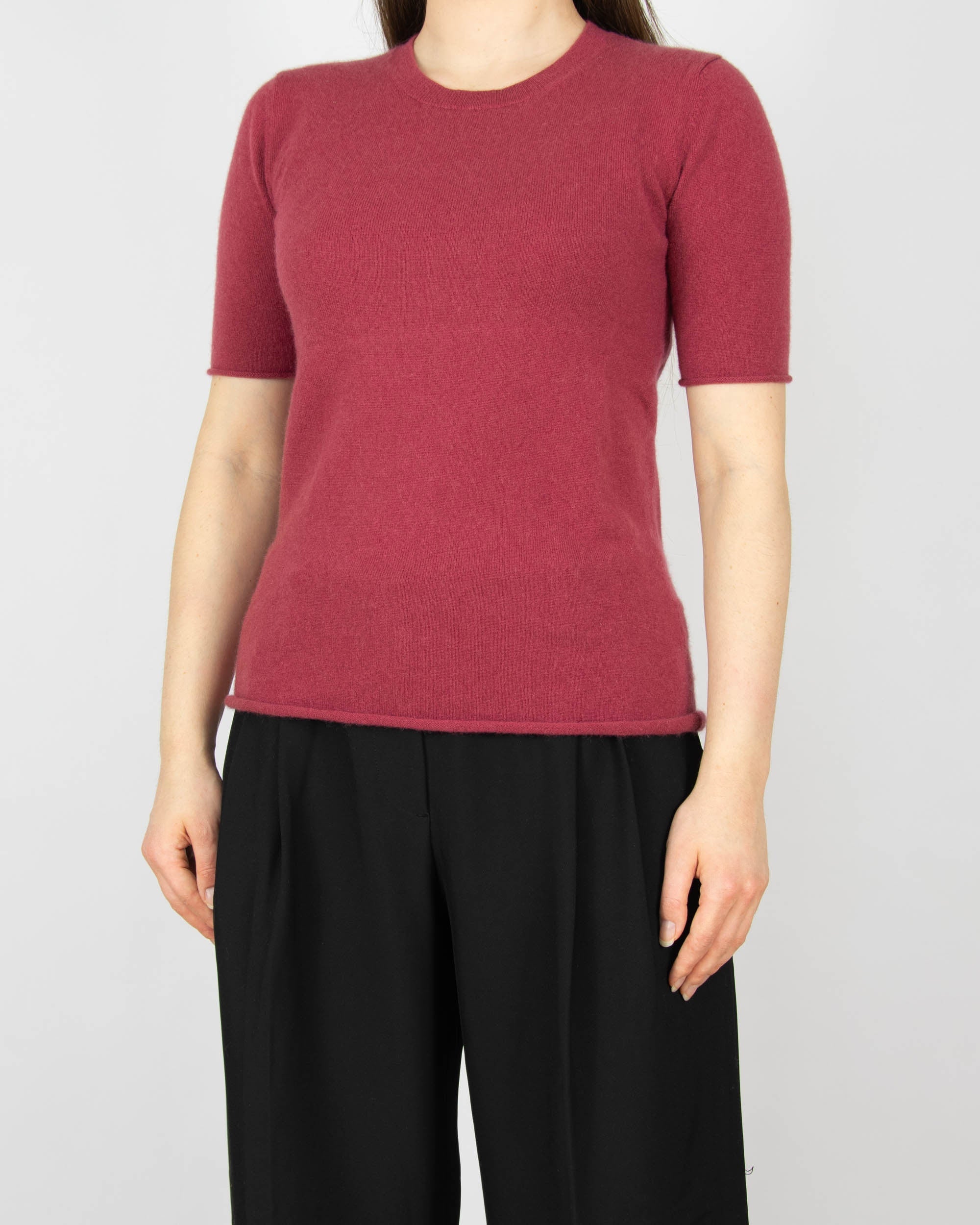 Cherry red short-sleeve cashmere sweater by Gerts Oslo Cashmere