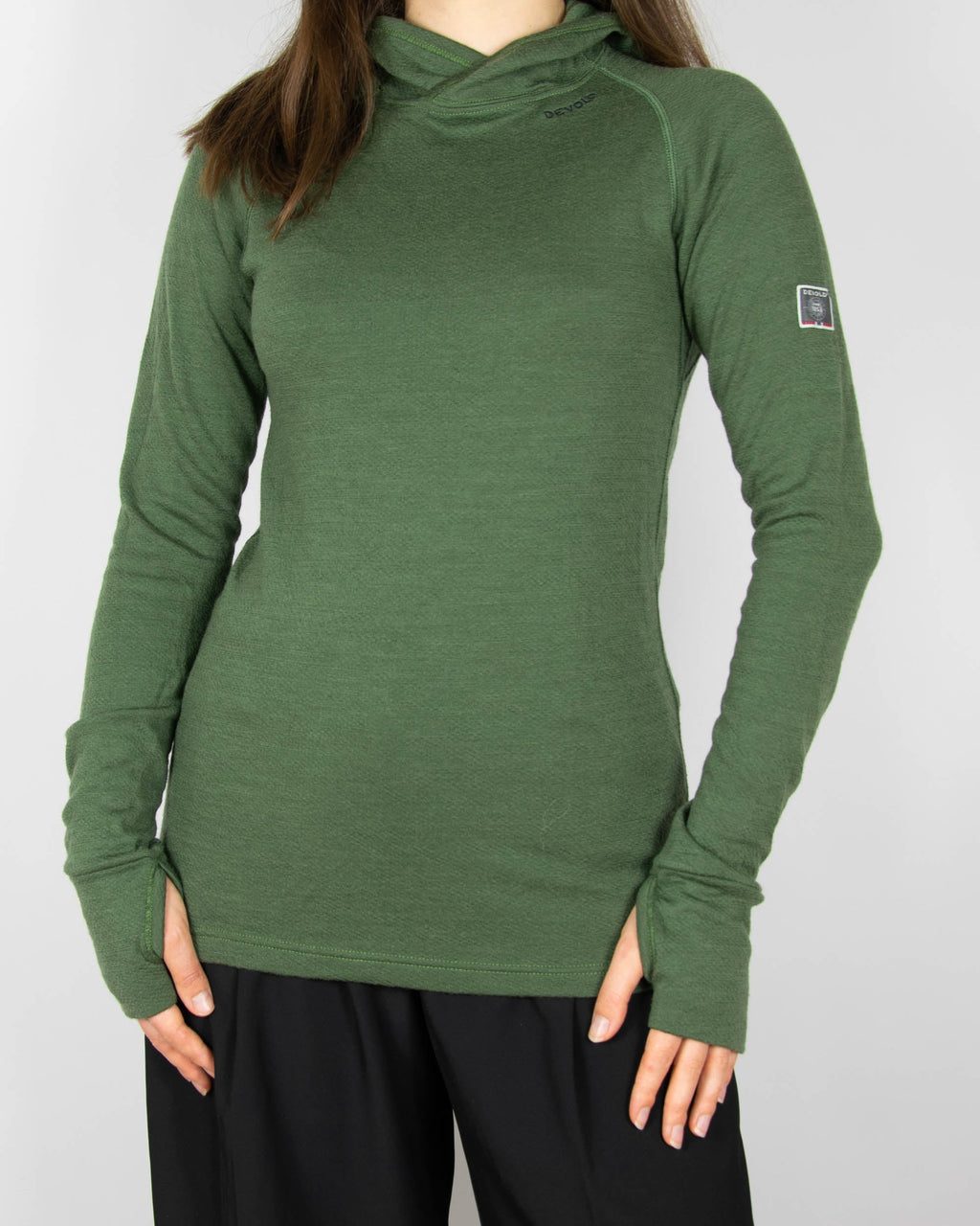 Zielona wełniana (merino) sweatshirt termiczna z kapturem norweskiej marki DEVOLD